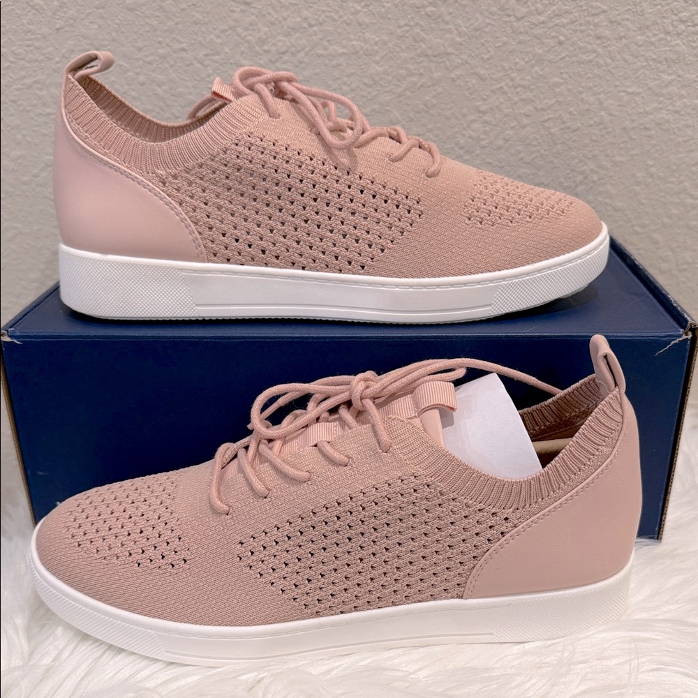 White Mountain Upscale Mauve Perforated Lace-Up Sneakers (size 8)